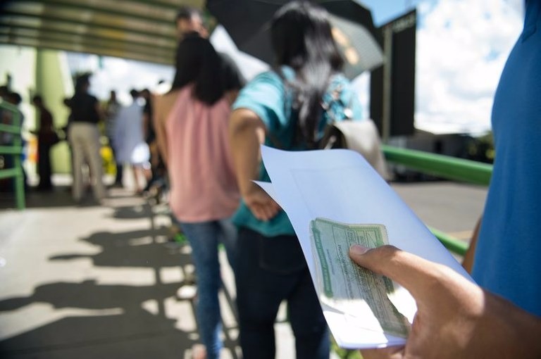 Decreto de desburocratização torna serviço público mais transparente Ao procurar uma repartição pública, cidadão poderá ter acesso a uma carta de serviços que a unidade oferece