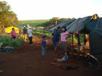 Acampamento indígena em beira de estrada no Mato Grosso do Sul (Foto: Paulo Cabral / BBC)