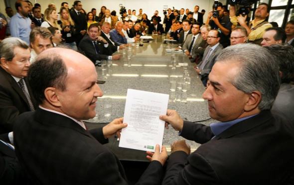 Projeto que reduz alíquota do ICMS em MS é entregue aos deputados Assunto foi discutido durante reunião entre o governador e os deputados estaduais na sala da presidência Foto: Victor Chileno