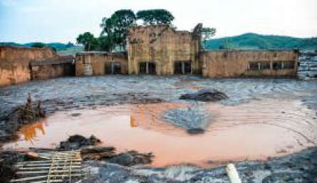 O rompimento da barragem do Fundão em Mariana deixou 19 pessoas mortas, causou destruição da vegetação nativa e poluiu a bacia do Rio Doce