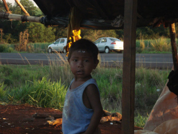 Criança indígena em acampamento à beira de rodovia no Mato Grosso do Sul (Foto: Paulo Cabral / BBC)