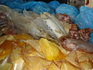 1,7 tonelada de alimento irregular é apreendida em três municípios de MS Alimentos recolhidos foram descartados(Foto: Divulgação DECON)