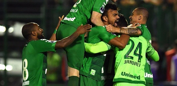 Chapecoense ganha vaga na Sul-Americana nos pênaltis Chapecoense ganha vaga na Sul-Americana nos pênaltis