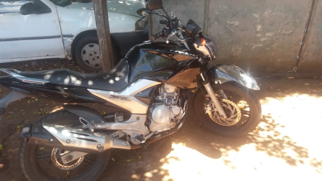 Mulher fica ferida durante acidente de trânsito em Amambai A moto que Marly pilotava sofreu avarias / Foto: Corpo de Bombeiros