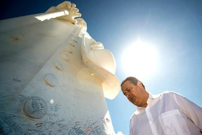 Campos na estátua de Padre Cícero, em Juazeiro do Norte (CE)