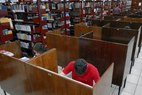 A tendência mundial é não negar o avanço tecnológico, mas incorporá-lo às bibliotecas com livros físicos - Arquivo/Renato Araujo/Agência Brasil