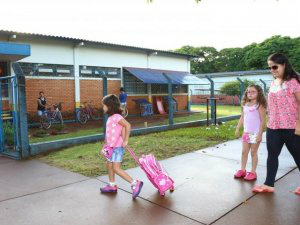 Estudantes foram para a escola ainda sem uniforme (Foto: A. Frota/Divulgação)