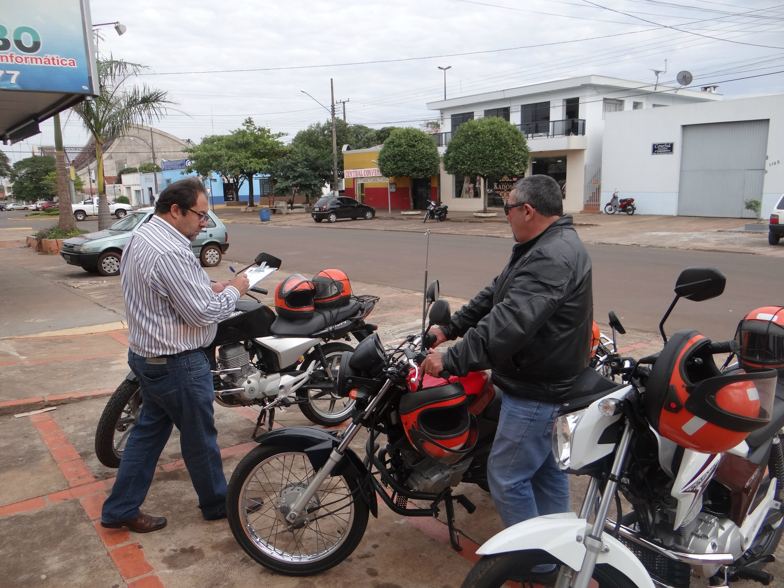 Departamento de Trânsito de Amambai vistoria mototaxistas do município Vistoria aconteceu em frente ao prédio do Detrat / Foto: Moreira Produções