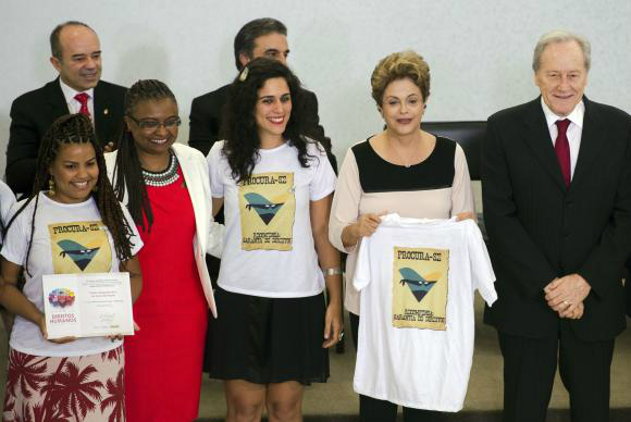 Direitos humanos não podem ser questões partidárias A presidenta Dilma Rousseff, entre duas das agraciadas, a ministra Nilma Lino Gomes, e o presidente do STF, Ricardo Lewandowski, premiado na categoria Prevenção e Combate à Tortura Marcelo Camargo/Agência Brasil