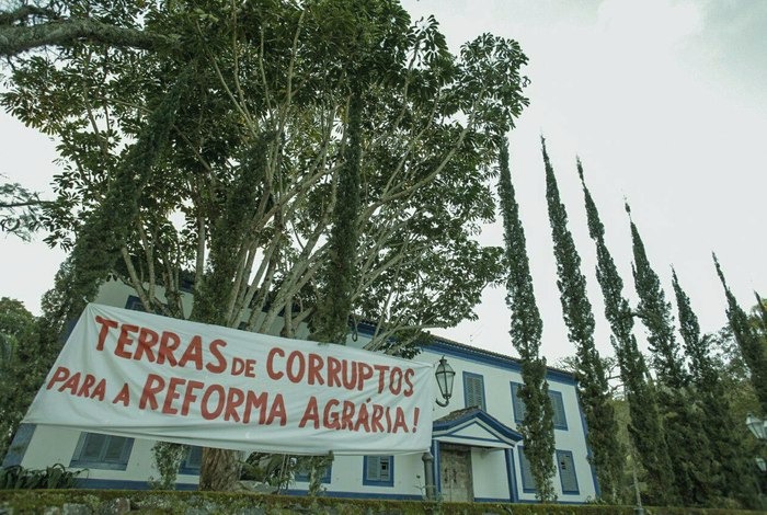 Cartaz do MST em fazenda de Ricardo TeixeiraReprodução Mídia Ninja
