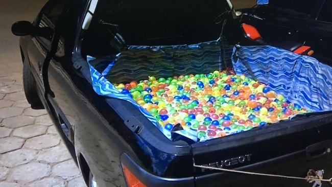 Em Ponta Porã, milhares de foliões usam bexigas d'água para brincar no carnaval Moradores de Ponta Porã (MS) encheram caçamba com bexigas d'água para participar de brincadeira — Foto: Martim Andrada/TV Morena