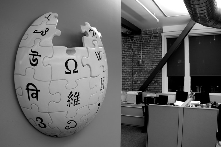 O logo da Wikipedia no escritório da Fundação Wikimedia, responsável pela enciclopédia, em San Francisco, na Califórnia. O modelo é bom