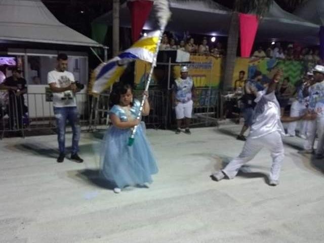 Carol leva síndrome de down á avenida como porta-bandeira dedicada Carol durante desfile de bloco no Carnaval de Corumbá (Foto: Acervo Pessoal)