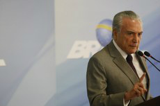 Ministros denunciados na Lava Jato serão afastados, diz Temer Presidente em pronunciamento à imprensa nesta segunda-feira (13)