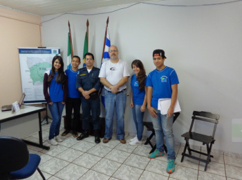 Alunos do 9º ano A, com o professor de Matemática, Jorge Karasek, estiveram na PM de Amambai.