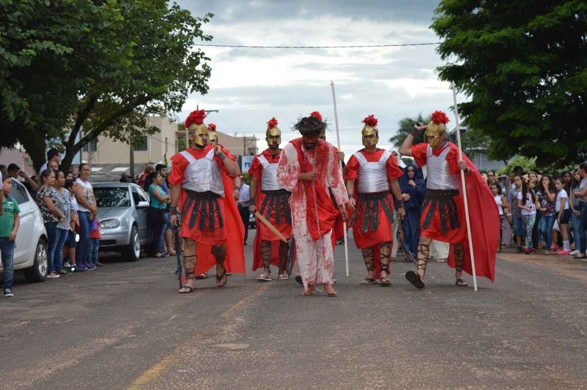 Fé e emoção marcaram a encenação da Via Crucis em Amambai, nessa sexta (30) A encenação é um dos momentos mais aguardados da Semana Santa em Amambai