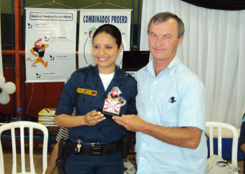 A coordenadora do proerd de Cel. Sapucaia, Dayse Anne, e o prefeito municipal, Rudy Paetzold.