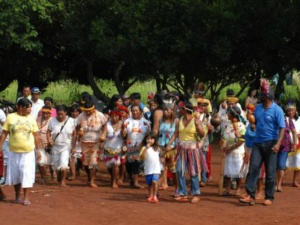 Comitiva federal participa de reunião com índios no MS Indígenas fazem ritual de boas vindas à Comitiva. (Foto: Divulgação)