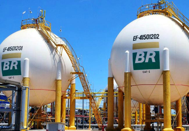 Deputados conseguem assinaturas para instalação de nova CPI da Petrobras Deputados conseguem assinaturas para instalação de nova CPI da Petrobras