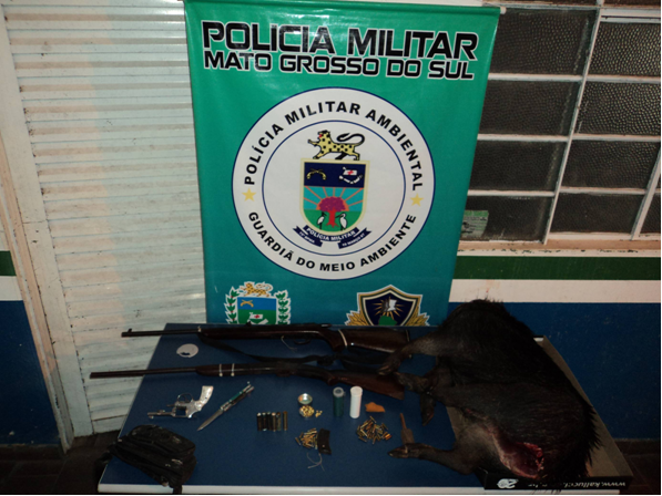 PMA prende 02 caçadores com armas e queixada abatido em Miranda PMA prende 02 caçadores com armas e queixada abatido em Miranda