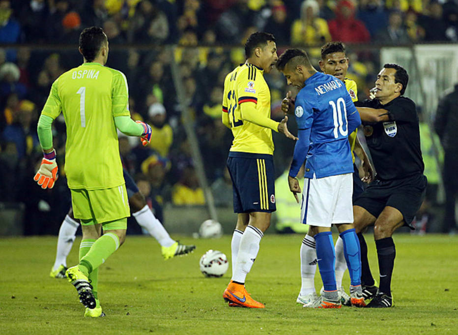 Brasil sucumbe diante da Colômbia e perde a 1ª desde a Copa do Mundo Descontrolado, Neymar tentou acertar uma cabeçada em Murillo depois que a partida estava encerrada. Bacca deu um empurrão no camisa 10 do Brasil e ambos acabaram expulsos.