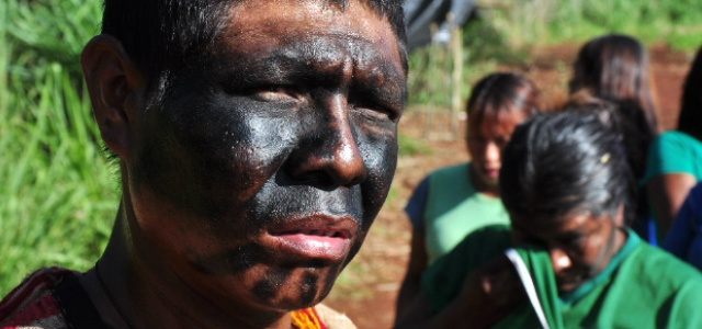 O rosto pintado contrasta com o verde das plantações em área ocupada por índios guarani-kaiowá. (Fotos: João Garrigó) 