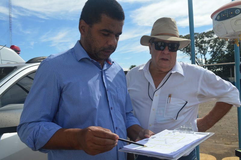 Projeto de Regularização Fundiária está acontecendo em Amambai O secretário de Cidades David Nicoline acompanha as medições que são feitas / Foto: Moreira Produções