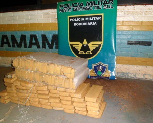 Polícia Rodoviária apreende maconha em carro que seguia para Amambai Tabletes de maconha encontrados no interior do Pálio Weekend. O motoriusta empreendeu fuga a pé. Foto: Assessoria PRE