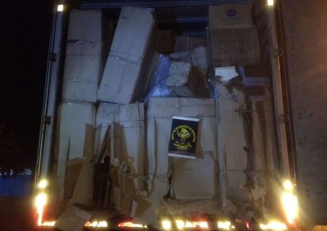 Produto ilegal estava no meio de utensílios de mudança em MS (Foto: DOF/Divulgação)