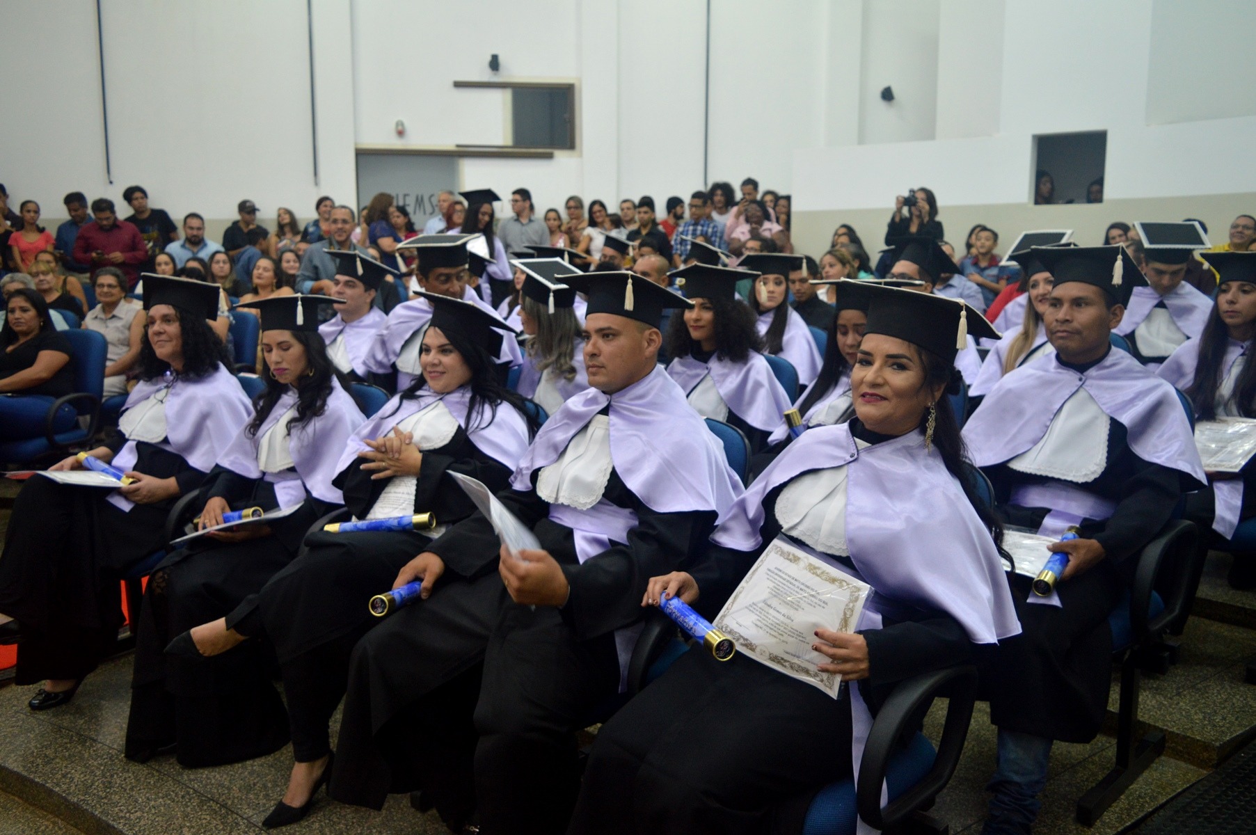A solenidade foi marcada pela emoção e alegria dos formandos / Foto: Moreira Produções