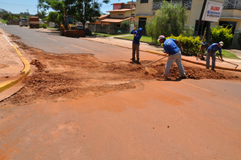 Empresa implanta esgoto, danifica asfalto e é notificada pela Prefeitura Obras de esgotamento sanitário danificaram ruas em Amambai. Prefeito notificou empresa para que faça reparos.