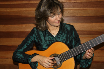 Carmen di Novic é violonista, compositora e intérprete.