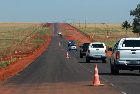 Governo integra o MS por rodovias pavimentadas e cria novos cenários produtivos Rodovia MS-430, com trechos já pavimentados e em obras (Fotos: Rachid Waqued)Nova rota do turismo