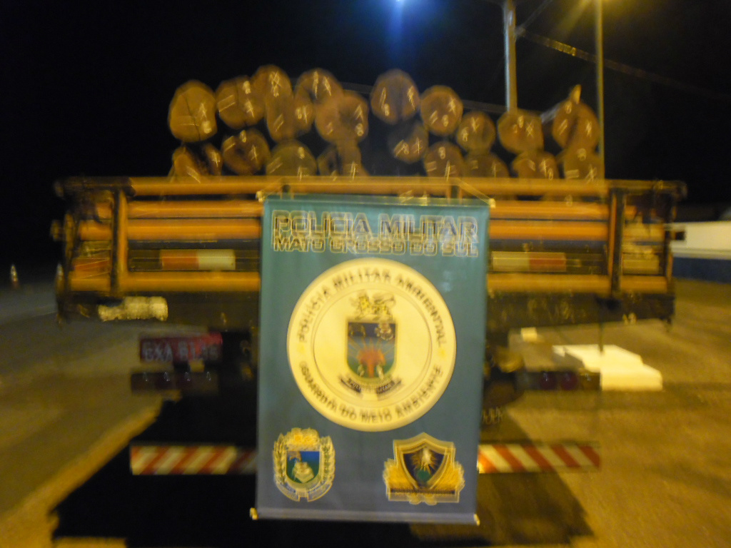 PMA apreende dois caminhões com cargas ilegais de aroeira