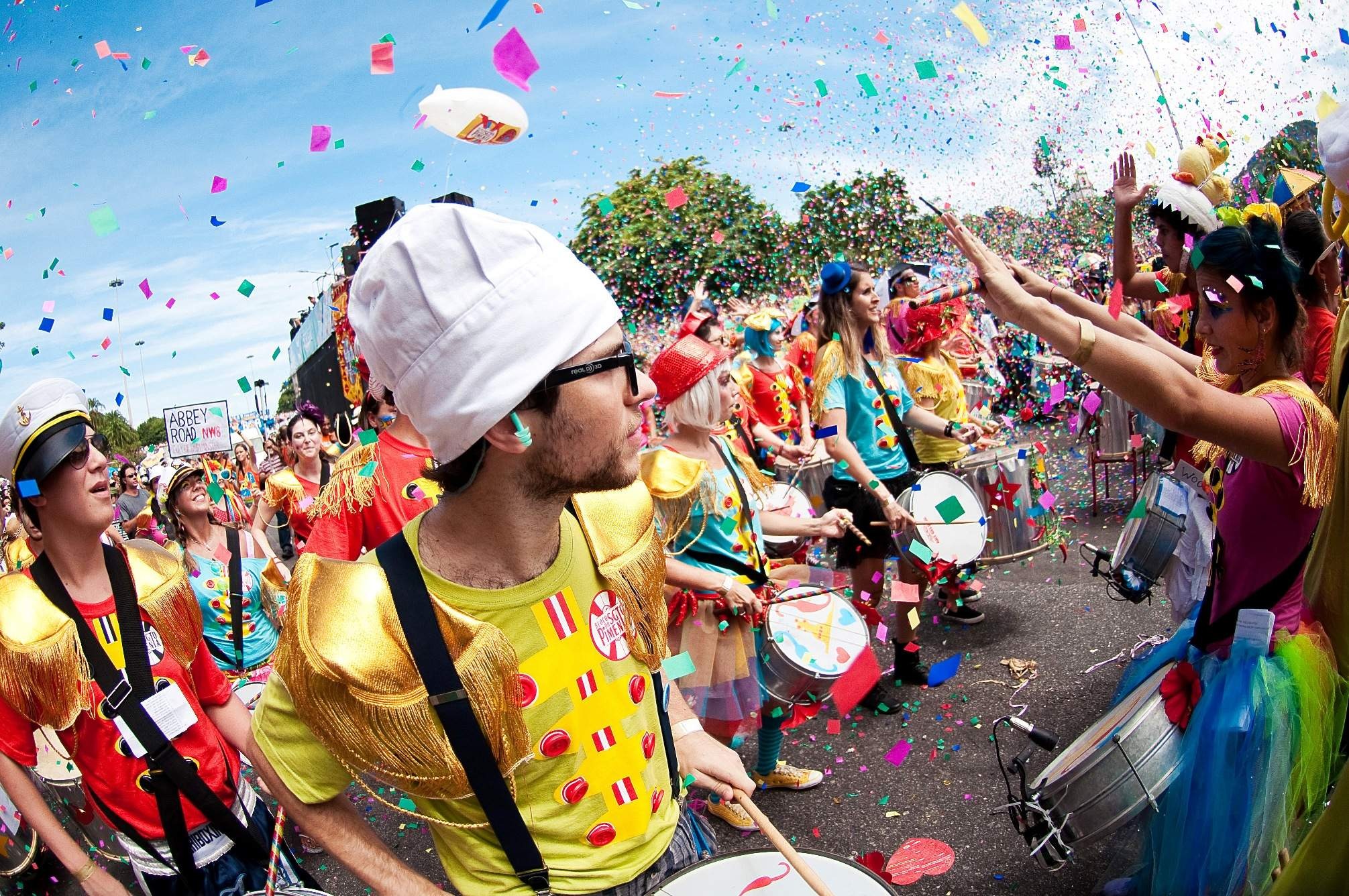 Folia com saúde: pular carnaval pode gastar até 800 calorias. Veja dicas!