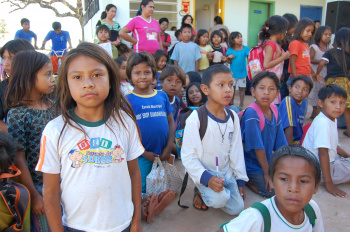 Alunos da Escola Municipal Indígena Pólo M’bo Eroy, localizada na Aldeia Amambai.