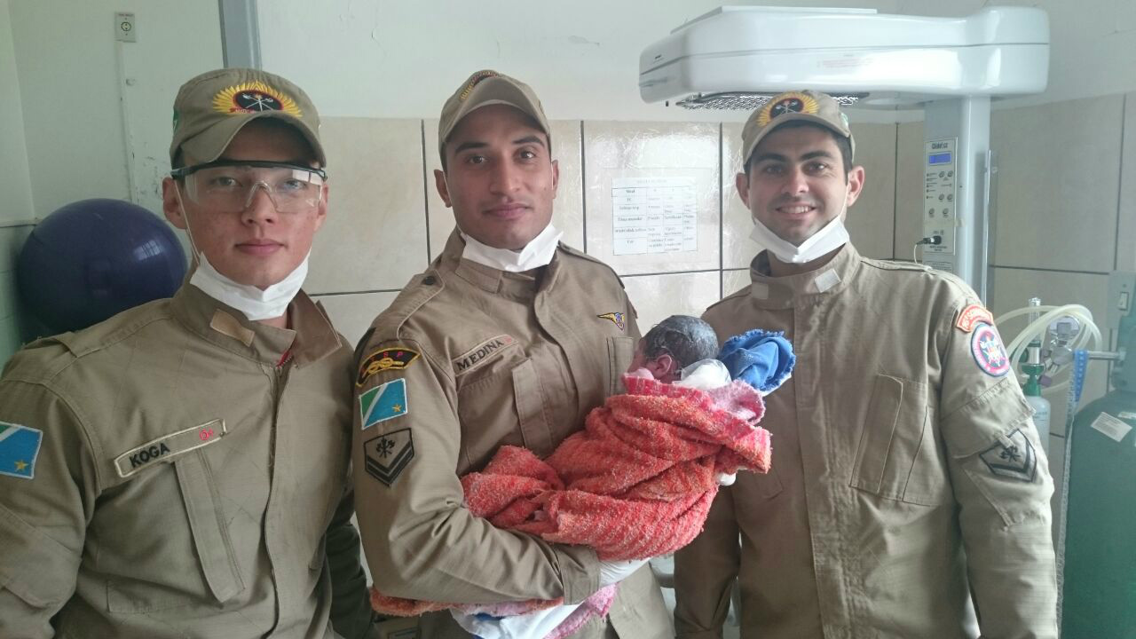 Bombeiros realizam parto dentro de viatura em Amambai A criança nasceu às 14h15 desta terça (18) / Foto: Divulgação