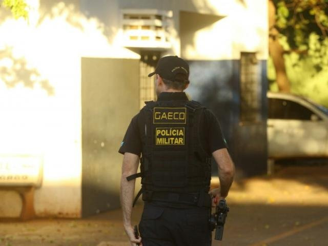 Agente do Gaeco durante trabalhos nesta manhã da operação desencandeada junto da PM (Foto: André Bittar)