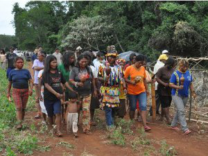 Indígenas estão apreensivos em acampamentoque fica na área de fronteira (Foto: Tatiane Queiroz)