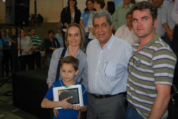 O primeiro aluno a receber seu prêmio, um tablet, foi Mauricio Menegueti Andrade, 9 anos, aluno do 5º ano da escola estadual Dom Aquino Corrêa.