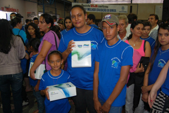 Edna da Silva Rodrigues, com seus dois filhos, Rafael e Júlia, todos premiados.