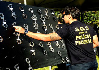 Policiais federais penduram algemas durante manifestação realizada em Brasília, em fevereiro