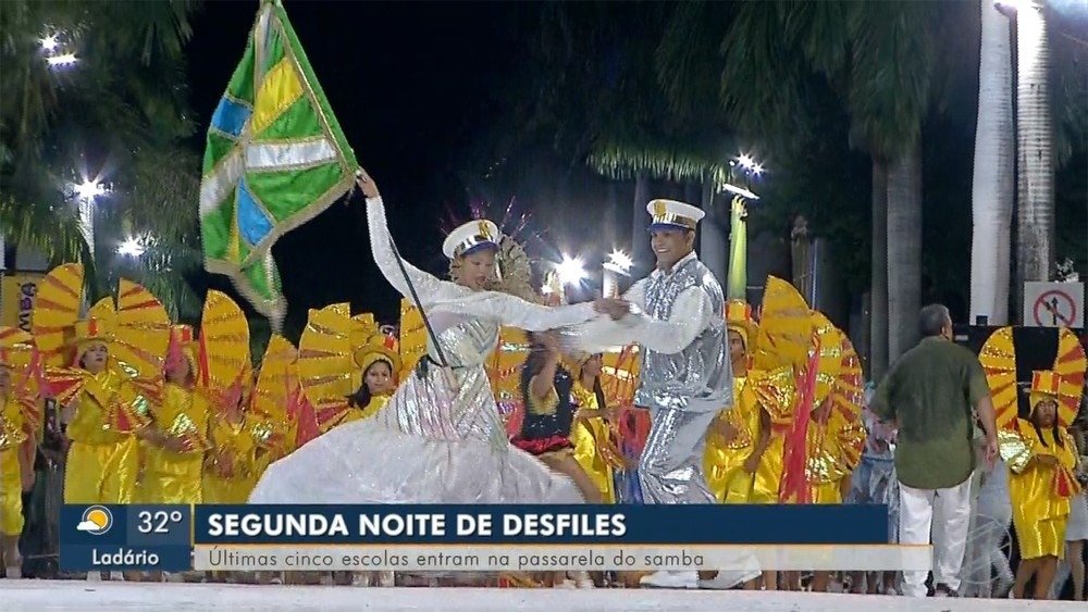 Cinco agremiações fecham desfile de 2019 das escolas de samba em Corumbá Acadêmicos do Pantanal abriu a noite com o enredo Luta e Glória de um Guerreiro Chamado Nelson. — Foto: Reprodução/TV Morena