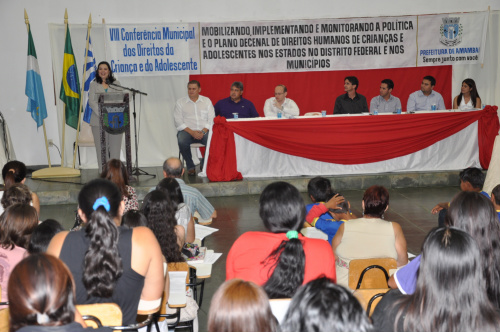 Amambai realiza conferência sobre direitos das crianças e adolescentes Katy Braun realizou uma palestra para os participantes.
