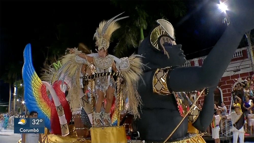 Cinco agremiações fecham desfile de 2019 das escolas de samba em Corumbá Mocidade Independente da Nova Corumbá, homenageou os 110 anos dos Divino Santos do Brasil. — Foto: Reprodução/TV Morena