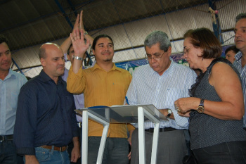 Na oportunidade, o governador Puccinelli assinou ordem de serviço autorizando a ampliação da escola estadual Cel. Felipe de Brum com construção de  uma sala de aula, quatro salas para laboratório, duas salas laboratório técnicos, cozinha, refeitório e biblioteca.
