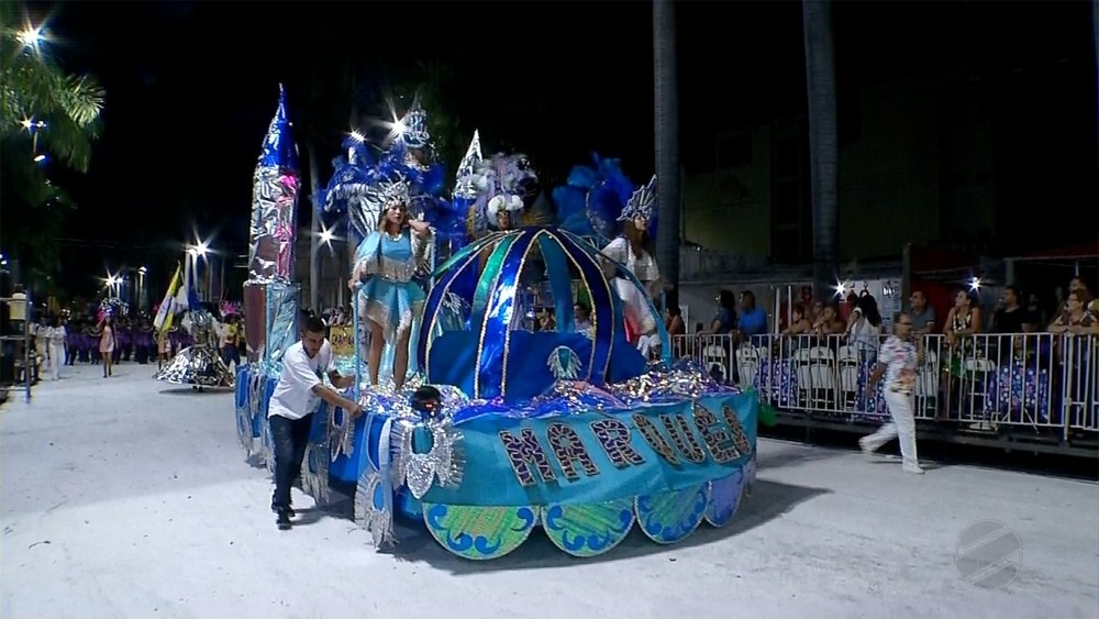 Cinco agremiações fecham desfile de 2019 das escolas de samba em Corumbá A última a desfilar na passarela do samba foi a Marquês de Sapucaí. A agremiação trouxe para a avenida as fases da lua, a influência dela aos índios, a lenda do lobisomem. A bateria da escola também reverenciou o primeiro homem que pisou na lua.
