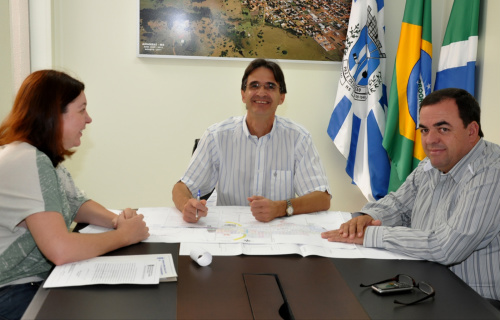 Obras de drenagem e pavimentação asfáltica serão feitas em Amambai Prefeito Dirceu Lanzarini assinou a ordem de serviço para execução de asfalto
