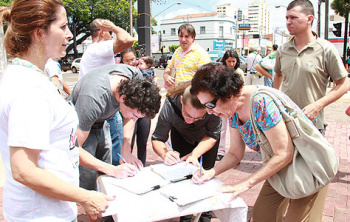 Ação contra aumento salarial dos vereadores de Campo Grande se espalha pelo País Integrantes do movimento foram à Praça Ary Coelho coletar assinaturasFoto: Luiz Alberto