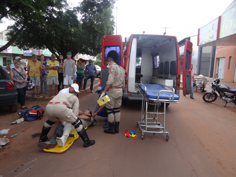 O acidentado sofreu vários ferimentos pelo corpo além de uma fratura exposta na perna esquerda / Foto: Moreira Produções